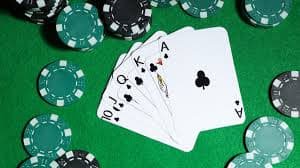 Roda Crazy Time berputar dengan simbol bonus dan multiplier